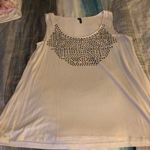 Sleeveless shirt